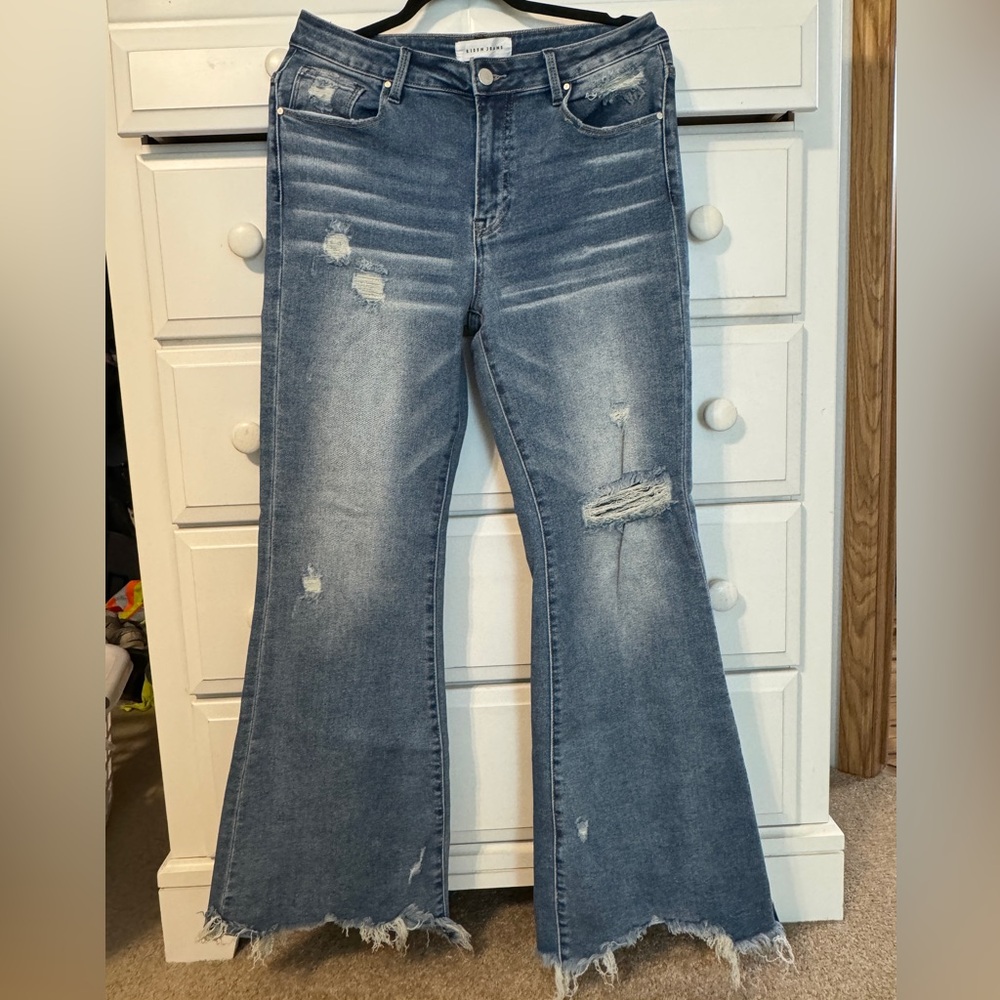 Risen high rise, frayed hem, stretch, distressed flare jeans. Size 11/30
